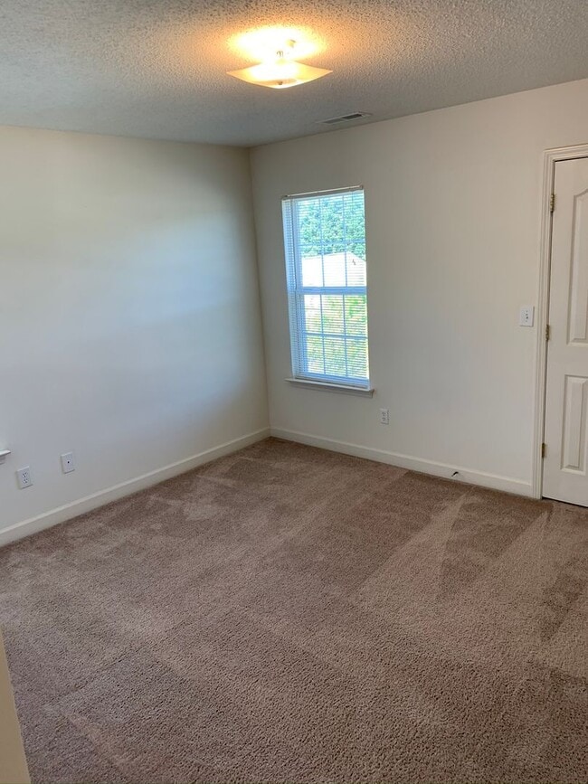 Building Photo - 128 Clusters Cir