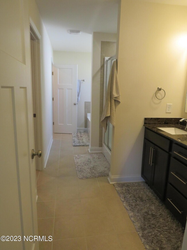 Building Photo - 425 Palisades Dr