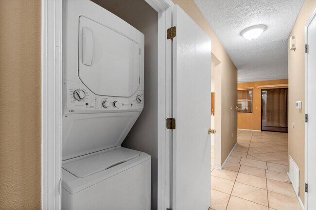 Building Photo - 833 Country Club Dr SE