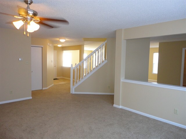Building Photo - 2324 Shadowbrook Dr