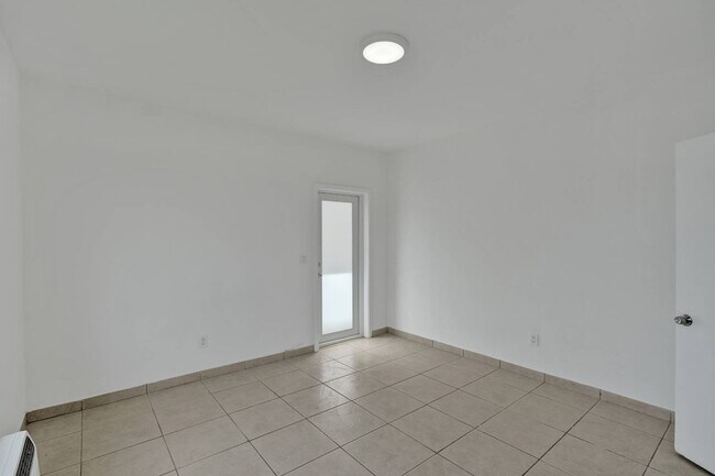 Building Photo - 2160 Bay Dr