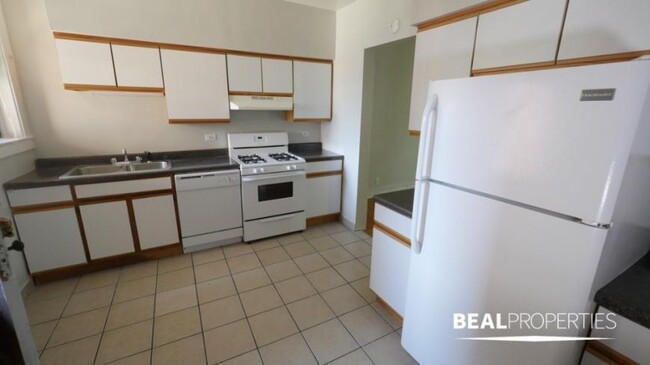 Building Photo - 2 bedroom in CHICAGO IL 60657