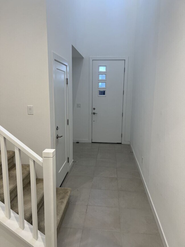 Building Photo - A Fabulous 2 Bedroom, 2 Bathroom townhome ...