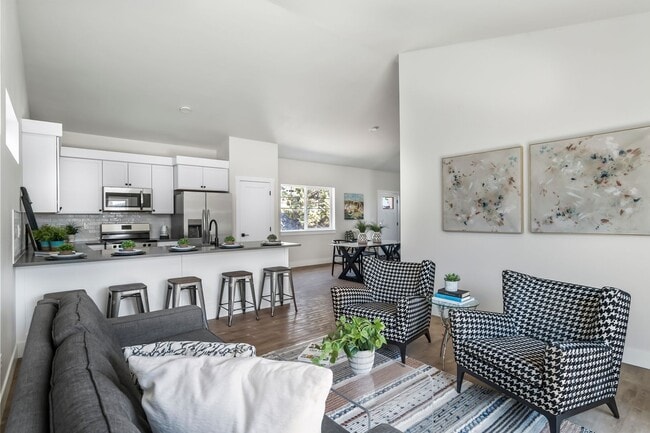 Building Photo - 2 Bed/1 Bath Duplex Apartment with Two Car...