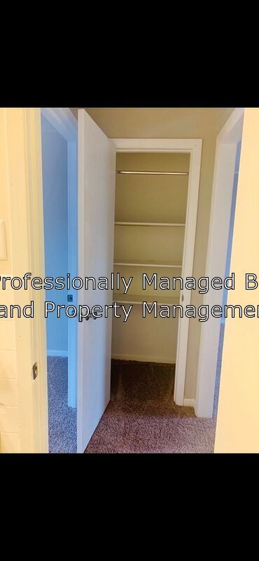 Building Photo - 206 Dahlia Dr