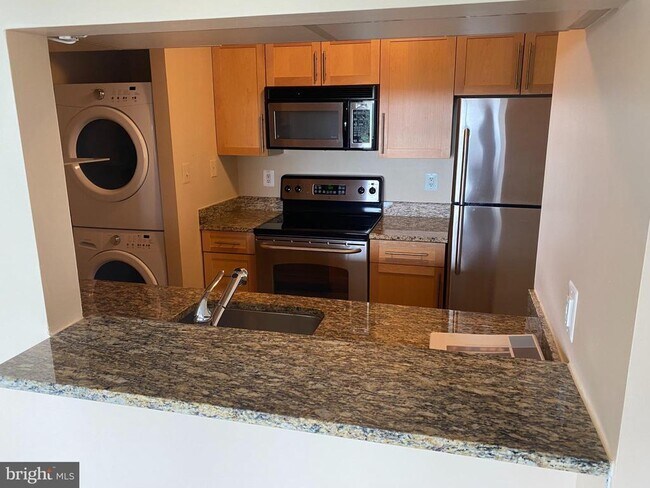 Building Photo - 10101 Grosvenor Pl