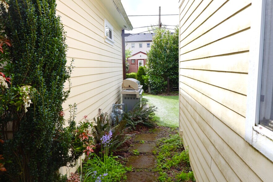 Building Photo - 712 SE 42nd Ave