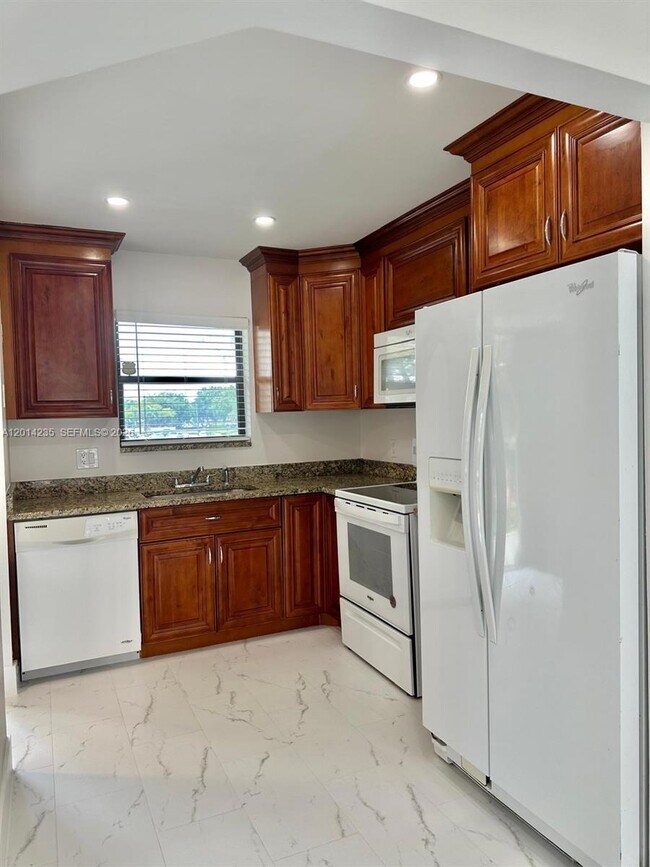 Building Photo - 21911 Lake Forest Cir