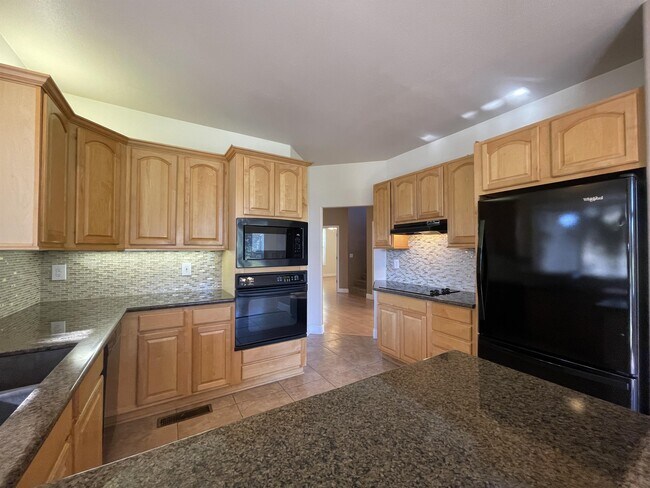 Building Photo - 929 Yosemite Dr