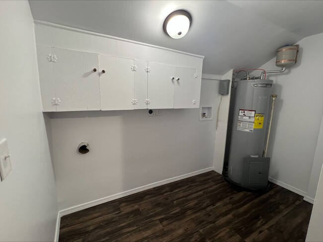 Building Photo - Beautiful Two Bedroom, One Bath Ready For ...