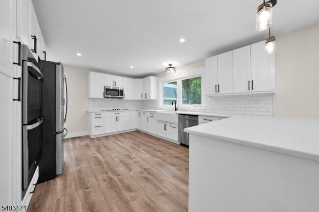 Building Photo - 422 Hollow Rd