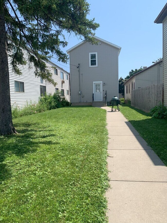 Building Photo - Bayview 2-bedroom loft style house, hardwood floors, AC, parking, fireplace