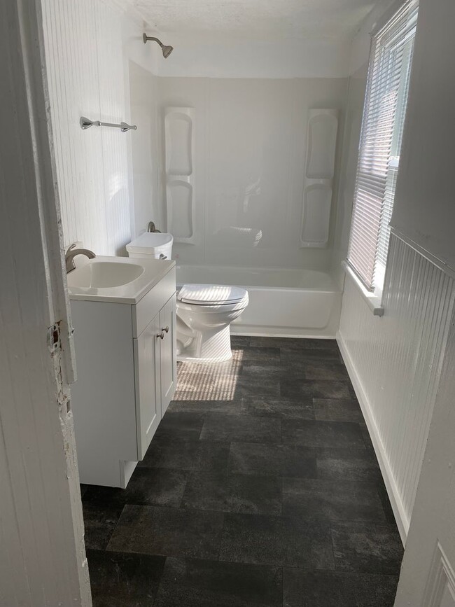 Building Photo - 2 Bedroom Duplex off of Rivermont Ave.