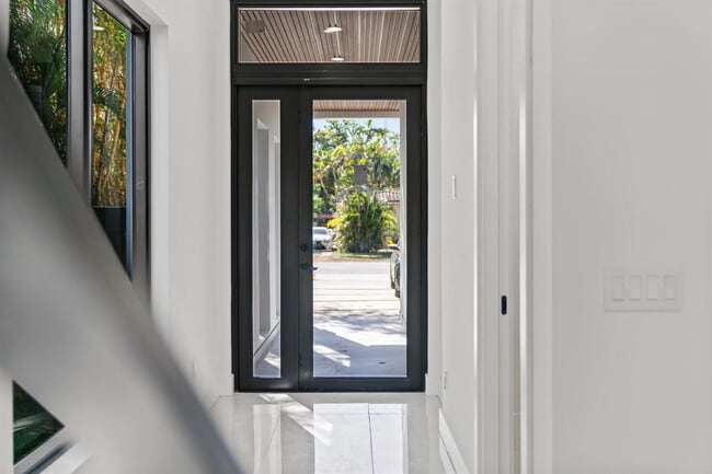 Building Photo - 1314 NE 13th Ave