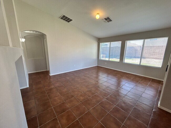 Building Photo - Spacious 3Bd 2 Ba Home In Litchfield Park ...