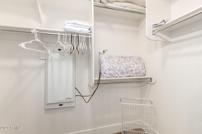 Building Photo - 3725 E Meadowview Dr