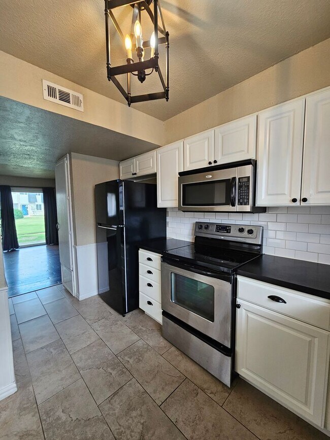 Building Photo - (2) Bed/(2.5) Bath Townhome! Pool Access!