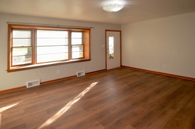 Building Photo - 3 BR Home in Madison Heights Available Immediately