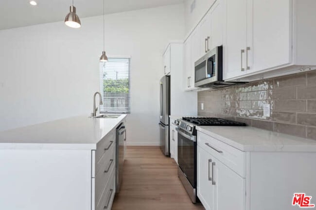 Building Photo - 15912 Vose St