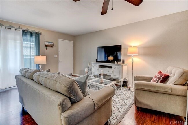 Building Photo - Spacious 2 bedroom 1 bathroom Condo with L...