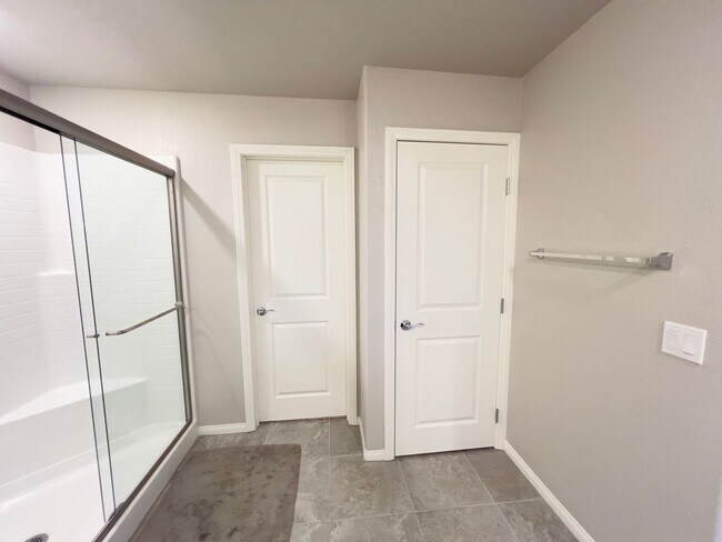 Building Photo - 4 bedroom, 2.5 bathroom home located in North West, Las Vegas