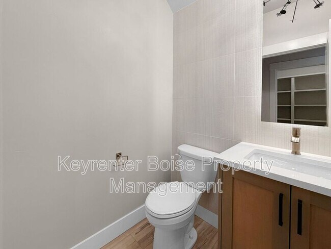 Building Photo - 6234 N Holly Spgs Ln