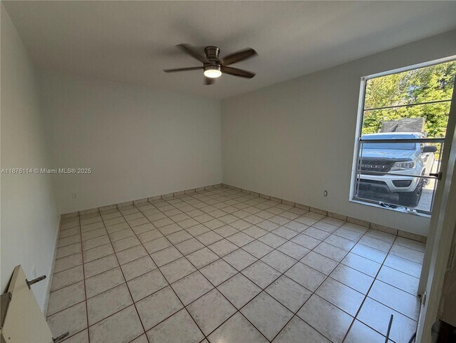 Building Photo - 10393 N Kendall Dr