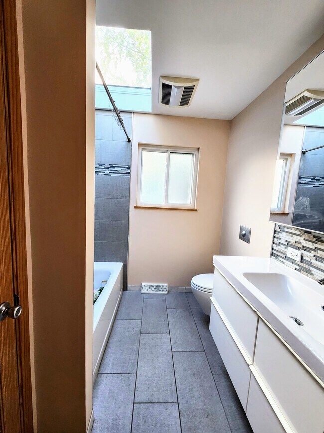 Building Photo - 711 E Main St