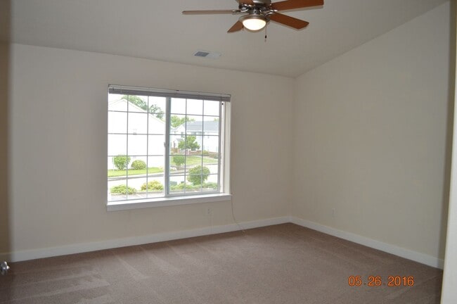Building Photo - 1-Bedroom in Gated Community!
