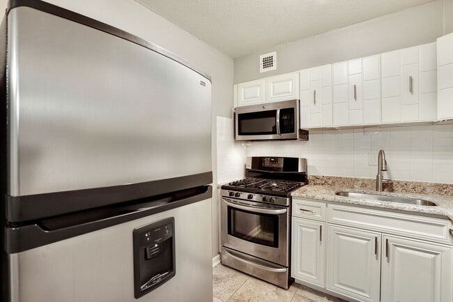 Building Photo - Available Now! 1 Bed / 1 Bath Condo in the heart of the DC Wharf!