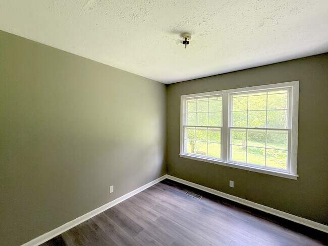 Building Photo - 3015 Shadow Lawn Dr NW