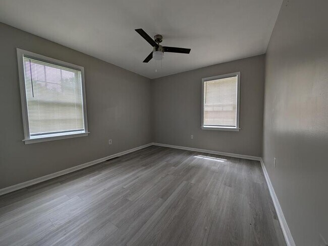 Building Photo - 400 Riverside Dr