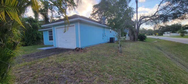 Building Photo - 1405 18th Avenue SW