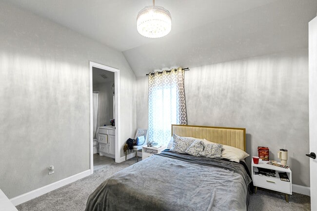 Building Photo - 2711 Sylvan Birch Trl