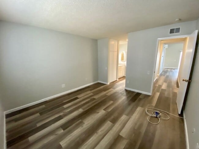 Building Photo - 3 Bed 2 Bath in Gated Beach Community-A must see Home