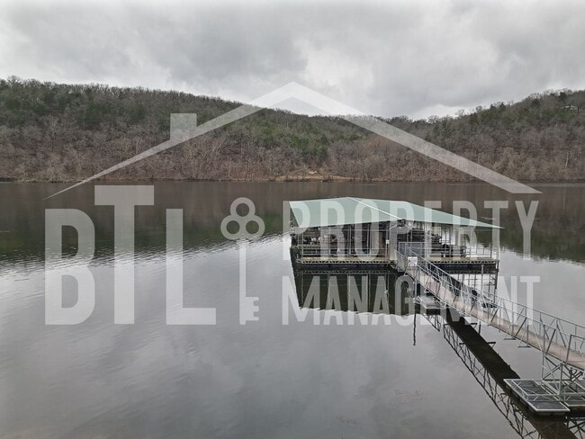 Building Photo - Beautiful 3 Bedroom Condo with a Lake View!