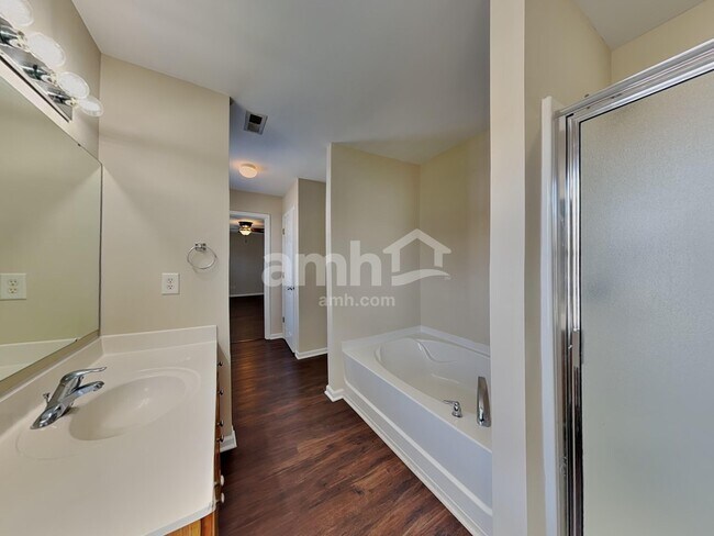 Building Photo - 6352 Hedgewood Ln