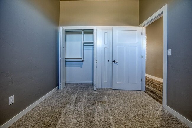 Building Photo - 807 Venice Ct