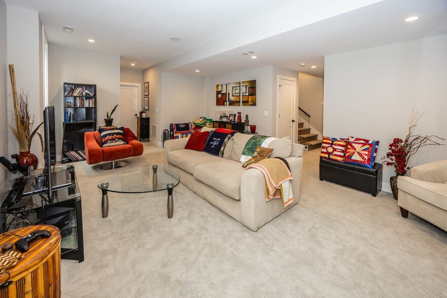 Building Photo - 1123 Olive St