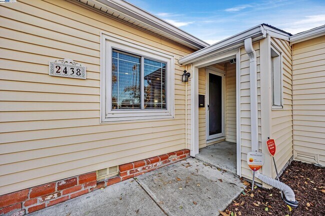 Building Photo - 2438 Upland Dr