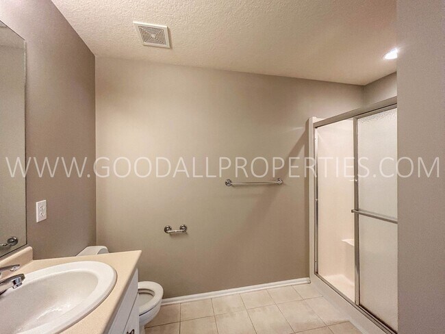 Building Photo - 3 Bedroom Single-Family home in West Des Moines with a fully fenced in yard!