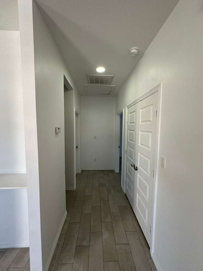 Building Photo - "Charming 2-Bed, 2-Bath Gem on Valeria Street - Perfect Edinburg Retreat!"