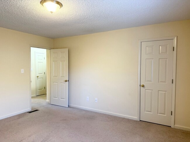 Building Photo - Private 2BD/1.5BA Townhouse in Prime NW Hi...