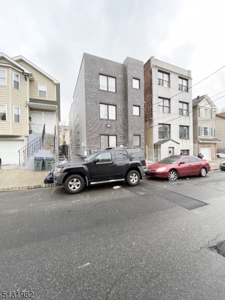 Primary Photo - 78 12th Ave
