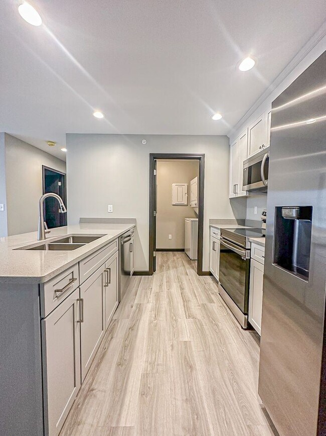 Building Photo - Beautiful 2 Bed, 2 Bath PREMIUM Apartment in PRIME location!  Furnished & Unfurnished Options Ava...