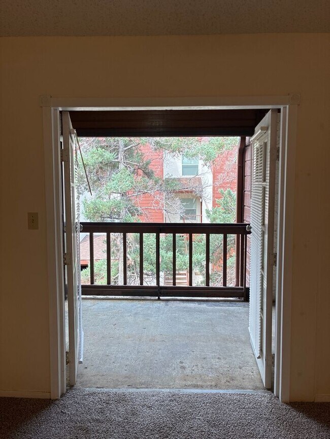 Building Photo - Stylish 1-Bedroom Home with Fireplace, Bal...