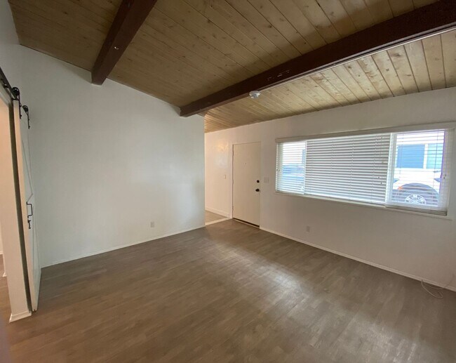 Building Photo - 2 Bedroom/1 Bathroom - Isla Vista