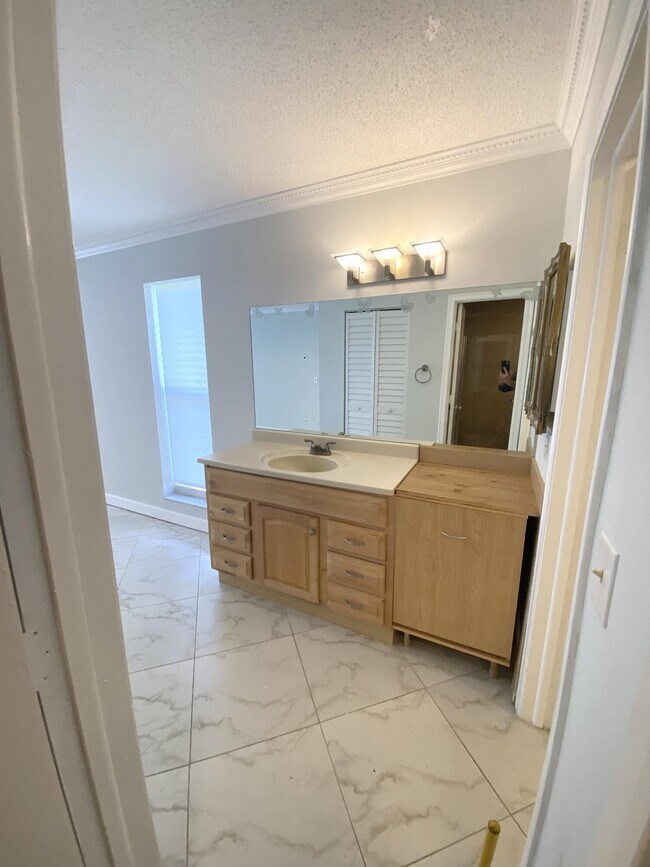 Building Photo - 2480 Juniper Dr