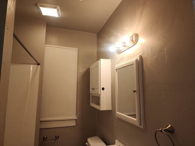 Building Photo - 2 bedroom 1 bathroom home