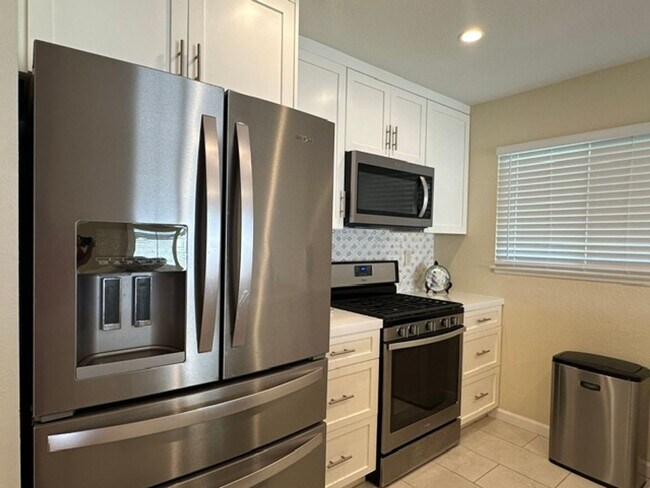 Building Photo - Stunning END-UNIT 3-bedroom condominium located in Agoura Hills